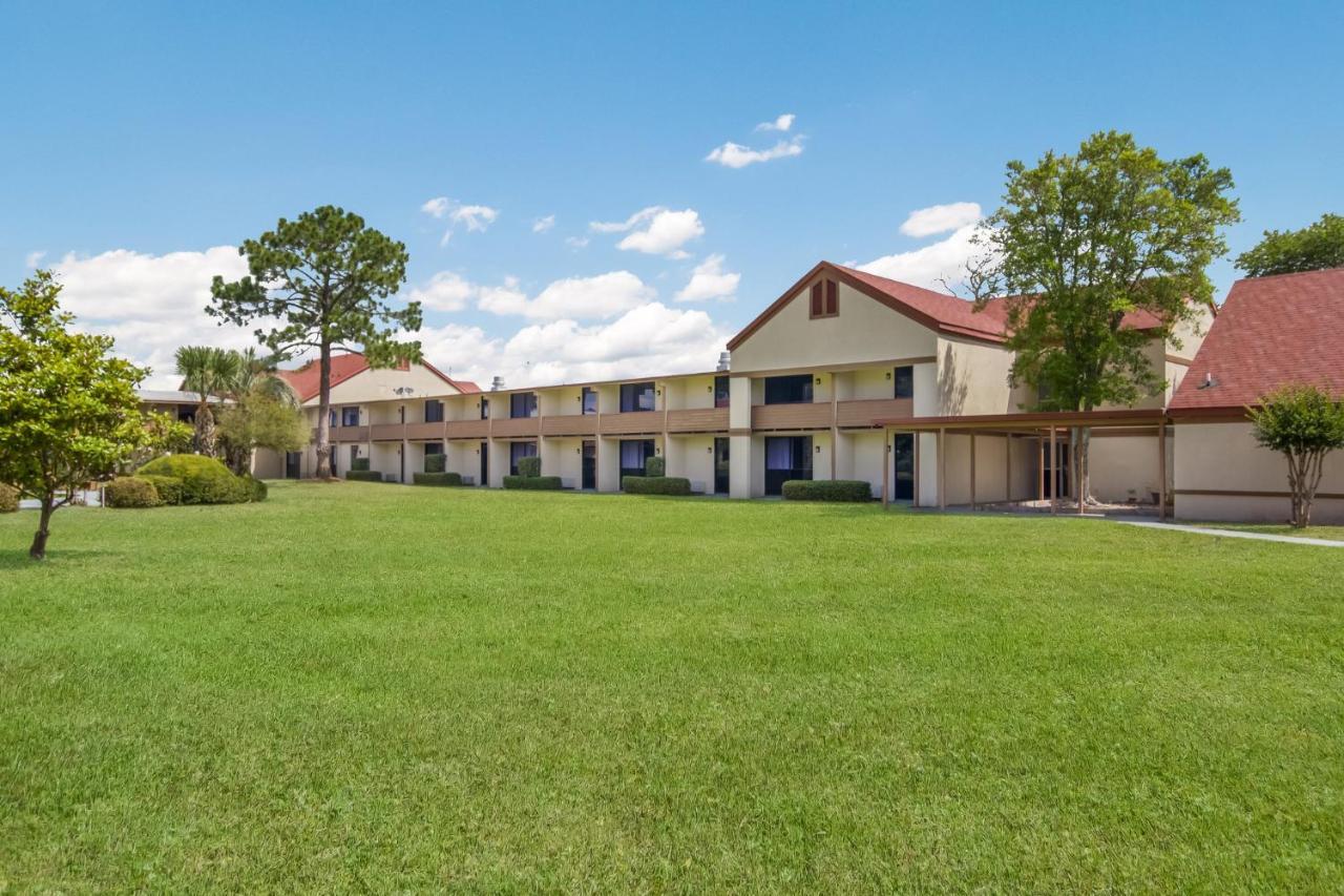 Red Roof Inn & Suites Brunswick I-95 Екстер'єр фото