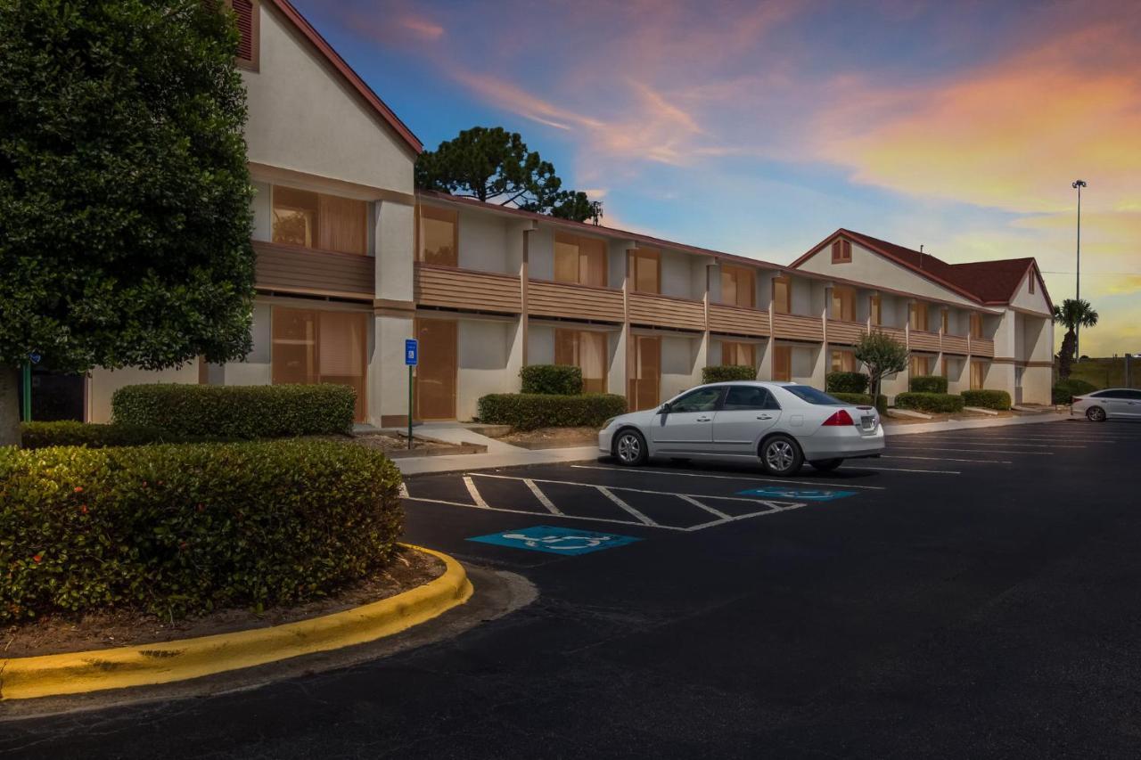 Red Roof Inn & Suites Brunswick I-95 Екстер'єр фото