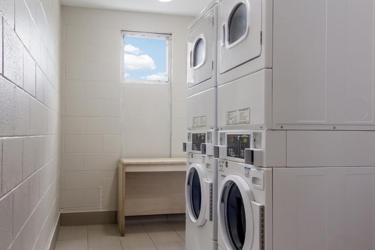Red Roof Inn & Suites Brunswick I-95 Екстер'єр фото