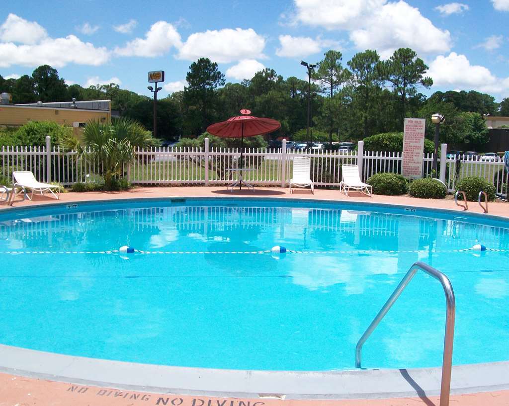 Red Roof Inn & Suites Brunswick I-95 Зручності фото